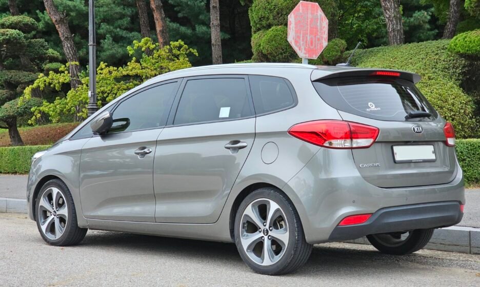 كيا كارينز 2023